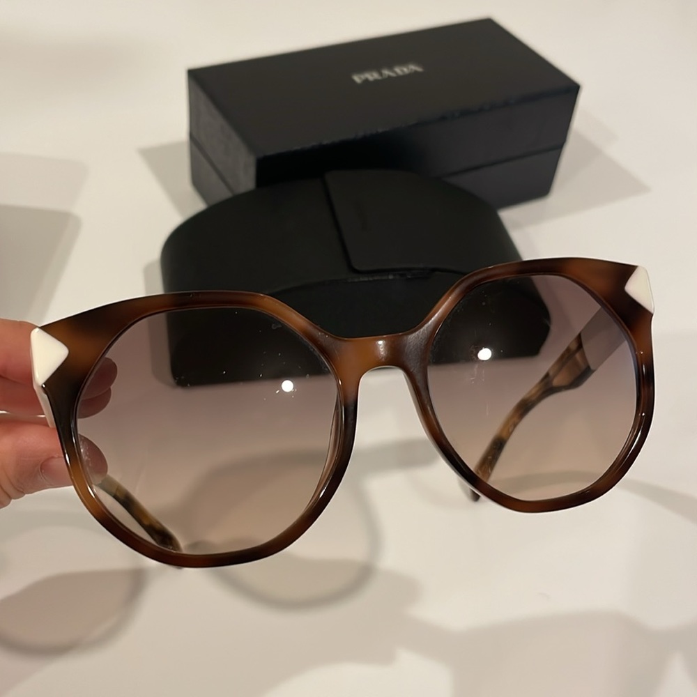 Prada sunglasses - Picture 6 of 7